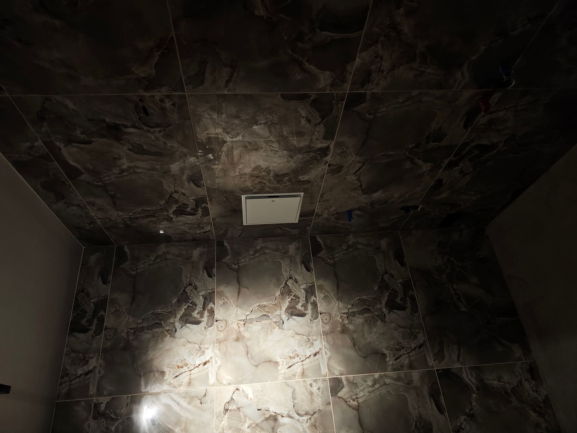 Detail obkladu kúpeľne s revíznymi dvierkami k inštalačnej šachte